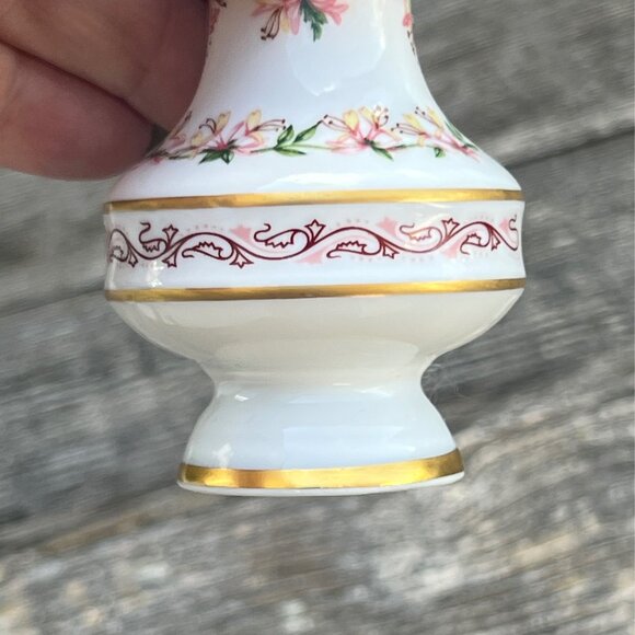 1982 Franklin Mint Flowers of the Victorian Year Mini Honey Suckle June Bud Vase - Picture 7 of 8